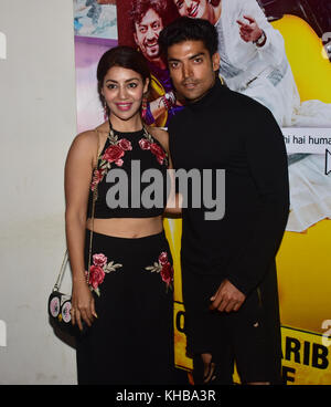 Mumbai, India. 14 nov, 2017. indiano attrice tv debina bonnerjee con mio marito gurmeet choudhary frequentare la proiezione del film "qarib qarib singlle' al cinema divertimento a Mumbai. Azhar khan/alamy live news Foto Stock