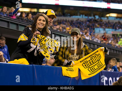 Indianapolis, Indiana, Stati Uniti d'America. Xii Nov, 2017. Pittsburgh Steelers fans durante la NFL Football azione di gioco tra Pittsburgh Steelers e Indianapolis Colts a Lucas Oil Stadium di Indianapolis, Indiana. Pittsburgh sconfitto Indianapolis 20-17. John Mersits/CSM/Alamy Live News Foto Stock