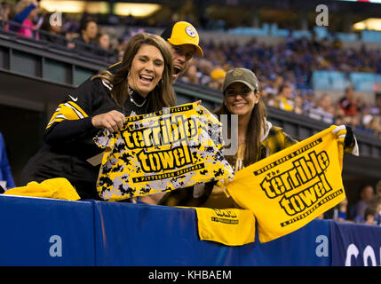Indianapolis, Indiana, Stati Uniti d'America. Xii Nov, 2017. Pittsburgh Steelers fans durante la NFL Football azione di gioco tra Pittsburgh Steelers e Indianapolis Colts a Lucas Oil Stadium di Indianapolis, Indiana. Pittsburgh sconfitto Indianapolis 20-17. John Mersits/CSM/Alamy Live News Foto Stock