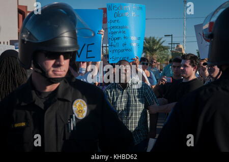 Phoenix, Arizona, Stati Uniti. Decimo mar, 2015. i manifestanti rispondono ad un anti-la protesta musulmana, difendendo vicini musulmani nel volto di un anti-islamico protesta di fronte la comunità islamica nel centro di Phoenix. L'evento è stato supposto per essere un "materie muhammad' fuori concorso la moschea al da un ex marine statunitense che secondo come riferito precedenti è un esercizio di free speech. nessun concorso effettivo ha avuto luogo. la moschea è riferito al culto sito di due uomini armati che hanno attaccato un simile evento in Garland, Texas, il 03 maggio. Credito: Rick d'elia/zuma filo/alamy live news Foto Stock