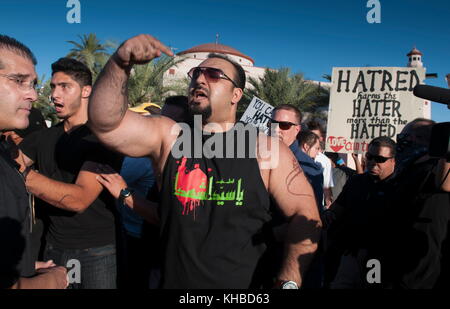 Phoenix, Arizona, Stati Uniti. 10 marzo 2015. I manifestanti rispondono a una protesta anti-musulmana, difendendo i vicini musulmani di fronte a una protesta anti-islamica di fronte al Centro comunitario islamico di Phoenix. L'evento avrebbe dovuto essere una gara di "estrazione di Maometto” fuori dalla moschea presso il di un ex Marine degli Stati Uniti che, secondo quanto riferito, si tratta di un esercizio di libertà di parola. Non si è svolta alcuna competizione. Secondo quanto riferito, la moschea è il luogo di culto di due uomini armati che hanno attaccato un evento simile a Garland, Texas, il 3 maggio. Crediti: Rick D'Elia/ZUMA Wire/Alamy Live News Foto Stock