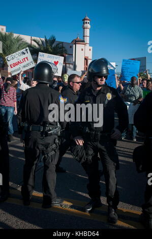 Phoenix, Arizona, Stati Uniti. 10 marzo 2015. La polizia tiene separati i manifestanti mentre i musulmani e i loro sostenitori rispondono a una protesta anti-musulmana, di fronte al Centro comunitario Islamico di Phoenix. L'evento avrebbe dovuto essere una gara di "estrazione di Maometto” fuori dalla moschea presso il di un ex Marine degli Stati Uniti che, secondo quanto riferito, si tratta di un esercizio di libertà di parola. Non si è svolta alcuna competizione. Secondo quanto riferito, la moschea è il luogo di culto di due uomini armati che hanno attaccato un evento simile a Garland, Texas, il 3 maggio. Crediti: Rick D'Elia/ZUMA Wire/Alamy Live News Foto Stock