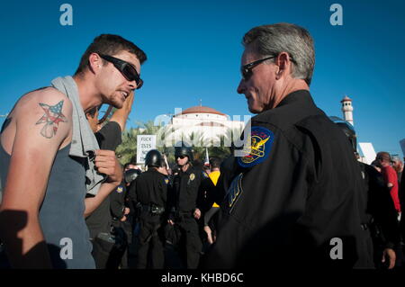 Phoenix, Arizona, Stati Uniti. 10 marzo 2015. I manifestanti anti anti-islamici discutono con la polizia durante una protesta proveniente dal Centro comunitario Islamico di Phoenix. L'evento avrebbe dovuto essere una gara di "estrazione di Maometto” fuori dalla moschea presso il di un ex Marine degli Stati Uniti che, secondo quanto riferito, si tratta di un esercizio di libertà di parola. Non si è svolta alcuna competizione. Secondo quanto riferito, la moschea è il luogo di culto di due uomini armati che hanno attaccato un evento simile a Garland, Texas, il 3 maggio. Crediti: Rick D'Elia/ZUMA Wire/Alamy Live News Foto Stock