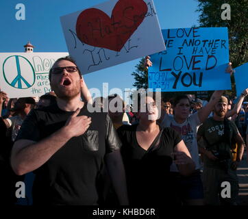 Phoenix, Arizona, Stati Uniti. 10 marzo 2015. I manifestanti rispondono a una protesta anti-musulmana, difendendo i vicini musulmani di fronte a una protesta anti-islamica di fronte al Centro comunitario islamico di Phoenix. L'evento avrebbe dovuto essere una gara di "estrazione di Maometto” fuori dalla moschea presso il di un ex Marine degli Stati Uniti che, secondo quanto riferito, si tratta di un esercizio di libertà di parola. Non si è svolta alcuna competizione. Secondo quanto riferito, la moschea è il luogo di culto di due uomini armati che hanno attaccato un evento simile a Garland, Texas, il 3 maggio. Crediti: Rick D'Elia/ZUMA Wire/Alamy Live News Foto Stock