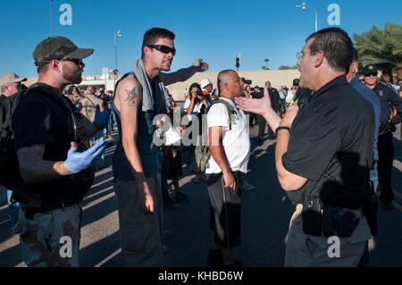 Phoenix, Arizona, Stati Uniti. 10 marzo 2015. I manifestanti anti anti-islamici discutono con la polizia durante una protesta proveniente dal Centro comunitario Islamico di Phoenix. L'evento avrebbe dovuto essere una gara di "estrazione di Maometto” fuori dalla moschea presso il di un ex Marine degli Stati Uniti che, secondo quanto riferito, si tratta di un esercizio di libertà di parola. Non si è svolta alcuna competizione. Secondo quanto riferito, la moschea è il luogo di culto di due uomini armati che hanno attaccato un evento simile a Garland, Texas, il 3 maggio. Crediti: Rick D'Elia/ZUMA Wire/Alamy Live News Foto Stock