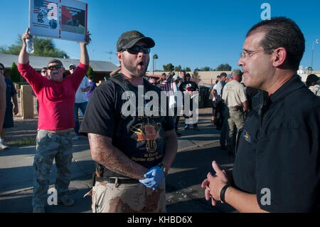 Phoenix, Arizona, Stati Uniti. 10 marzo 2015. I manifestanti anti anti-islamici discutono con la polizia durante una protesta proveniente dal Centro comunitario Islamico di Phoenix. L'evento avrebbe dovuto essere una gara di "estrazione di Maometto” fuori dalla moschea presso il di un ex Marine degli Stati Uniti che, secondo quanto riferito, si tratta di un esercizio di libertà di parola. Non si è svolta alcuna competizione. Secondo quanto riferito, la moschea è il luogo di culto di due uomini armati che hanno attaccato un evento simile a Garland, Texas, il 3 maggio. Crediti: Rick D'Elia/ZUMA Wire/Alamy Live News Foto Stock