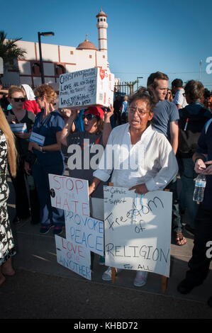 Phoenix, Arizona, Stati Uniti. 10 marzo 2015. I manifestanti rispondono a una protesta anti-musulmana, difendendo i vicini musulmani di fronte a una protesta anti-islamica di fronte al Centro comunitario islamico di Phoenix. L'evento avrebbe dovuto essere una gara di "estrazione di Maometto” fuori dalla moschea presso il di un ex Marine degli Stati Uniti che, secondo quanto riferito, si tratta di un esercizio di libertà di parola. Non si è svolta alcuna competizione. Secondo quanto riferito, la moschea è il luogo di culto di due uomini armati che hanno attaccato un evento simile a Garland, Texas, il 3 maggio. Crediti: Rick D'Elia/ZUMA Wire/Alamy Live News Foto Stock