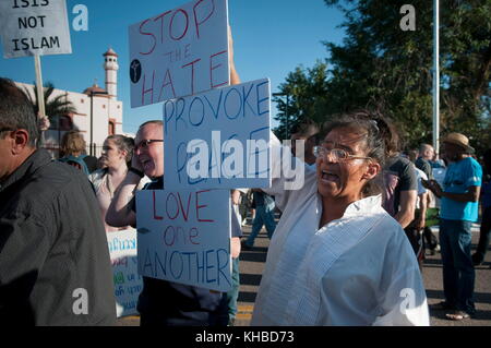 Phoenix, Arizona, Stati Uniti. 10 marzo 2015. I manifestanti rispondono a una protesta anti-musulmana, difendendo i vicini musulmani di fronte a una protesta anti-islamica di fronte al Centro comunitario islamico di Phoenix. L'evento avrebbe dovuto essere una gara di "estrazione di Maometto” fuori dalla moschea presso il di un ex Marine degli Stati Uniti che, secondo quanto riferito, si tratta di un esercizio di libertà di parola. Non si è svolta alcuna competizione. Secondo quanto riferito, la moschea è il luogo di culto di due uomini armati che hanno attaccato un evento simile a Garland, Texas, il 3 maggio. Crediti: Rick D'Elia/ZUMA Wire/Alamy Live News Foto Stock