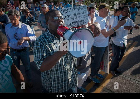 Phoenix, Arizona, Stati Uniti. 10 marzo 2015. I manifestanti rispondono a una protesta anti-musulmana, difendendo i vicini musulmani di fronte a una protesta anti-islamica di fronte al Centro comunitario islamico di Phoenix. L'evento avrebbe dovuto essere una gara di "estrazione di Maometto” fuori dalla moschea presso il di un ex Marine degli Stati Uniti che, secondo quanto riferito, si tratta di un esercizio di libertà di parola. Non si è svolta alcuna competizione. Secondo quanto riferito, la moschea è il luogo di culto di due uomini armati che hanno attaccato un evento simile a Garland, Texas, il 3 maggio. Crediti: Rick D'Elia/ZUMA Wire/Alamy Live News Foto Stock