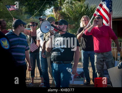 Phoenix, Arizona, Stati Uniti. 10 marzo 2015. I manifestanti anti anti-islamici discutono con la polizia durante una protesta dall'Islamic Community Center a Phoenix, Arizona, 29 maggio 2015. L'evento avrebbe dovuto essere una gara di "estrazione di Maometto” fuori dalla moschea presso il di un ex Marine degli Stati Uniti che, secondo quanto riferito, si tratta di un esercizio di libertà di parola. Non si è svolta alcuna competizione. Secondo quanto riferito, la moschea è il luogo di culto di due uomini armati che hanno attaccato un evento simile a Garland, Texas, il 3 maggio. Crediti: Rick D'Elia/ZUMA Wire/Alamy Live News Foto Stock