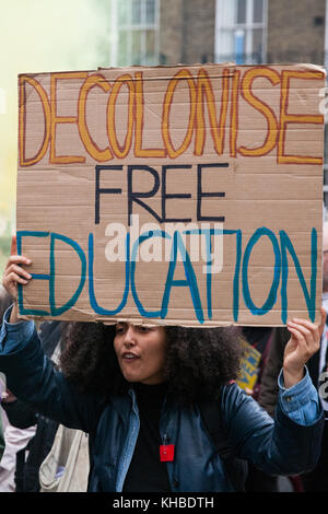 Londra, Regno Unito. Xv nov, 2017. agli studenti di prendere parte a un' istruzione gratuita ora: imposta il ricco' dimostrazione attraverso il centro di Londra organizzato dalla campagna nazionale contro le tasse e tagli. hanno chiamato per la soppressione delle tasse di iscrizione per tutti gli studenti, compresi gli studenti internazionali e per il pagamento di borse di soggiorno per studenti. Credito: mark kerrison/alamy live news Foto Stock