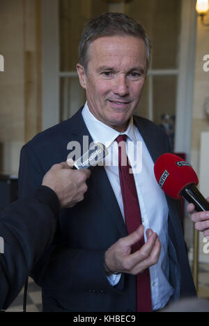 Parigi, Francia. Xv nov, 2017. francese a destra dell' uomo politico nicolas dupont aigan visti essere intervistato dai media. Credito: thierry le fouille/sopa/zuma filo/alamy live news Foto Stock