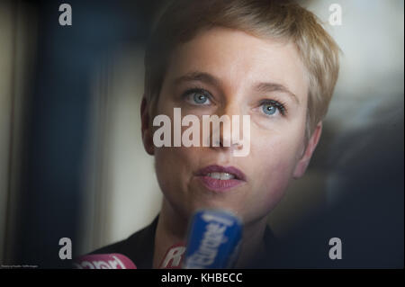 Parigi, Francia. 15 novembre 2017. La politica e femminista francese Clementine Autain ha visto essere stata intervistata dai media. Crediti: Thierry le Fouille/SOPA/ZUMA Wire/Alamy Live News Foto Stock