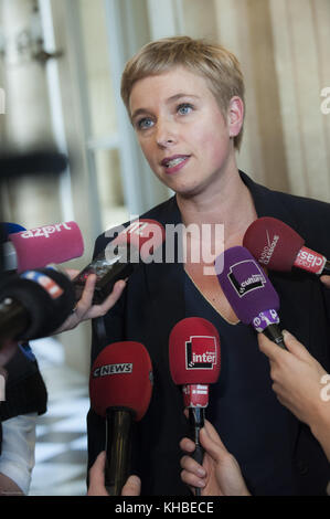 Parigi, Francia. Xv nov, 2017. politico francese e femminista clementine autain visti essere intervistato dai media. Credito: thierry le fouille/sopa/zuma filo/alamy live news Foto Stock