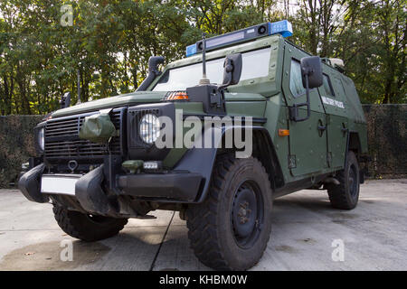 Corazzate tedesche di polizia militare veicolo sorge sulla piattaforma Foto Stock