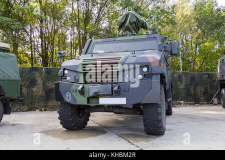 Corazzate tedesche di polizia militare veicolo sorge sulla piattaforma Foto Stock