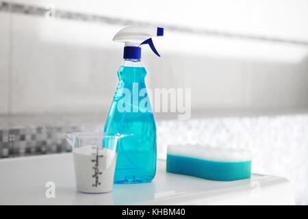 Una parte della macchina lavabiancheria e polvere per bucato per lavaggio di giorno Foto Stock