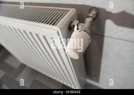 Bianco radiatore di riscaldamento sotto in camera Foto Stock