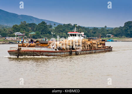 Barge in legno sul fiume Irrawaddy vicino a Mandalay, Myanmar Foto Stock