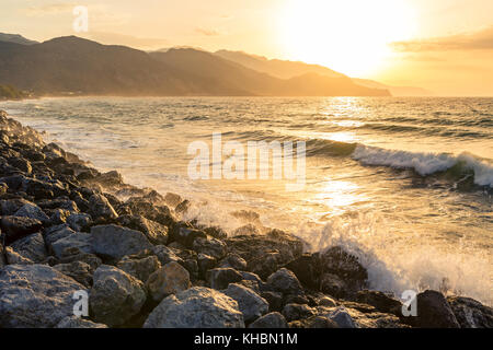 Di ispirazione belle montagne paesaggio con mare, costa, spiaggia e rocce, alte montagne sullo sfondo di sunrise sull isola di Creta, Grecia. Foto Stock