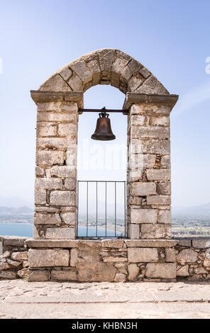 Primo piano della campana sulla palamidi fortezza medievale, Nafplio, Grecia Foto Stock