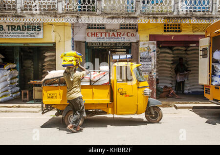 Un uomo che lavora nel quartiere di spezie, Kochi, Kerala, India Foto Stock