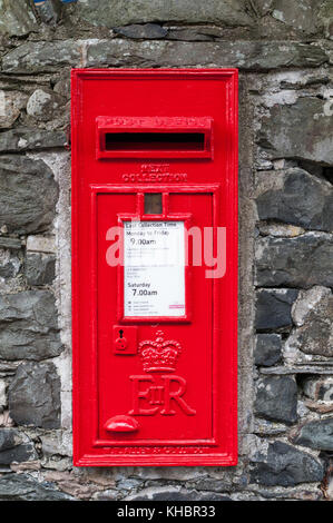 Inglese nella casella di posta elettronica incorporato nella parete, England, Regno Unito Foto Stock