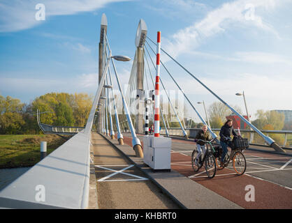Zwolle, Paesi Bassi - 12 novembre 2017: piccolo cavo ponte per biciclette, gli autobus e i pedoni a Zwolle, Paesi Bassi Foto Stock