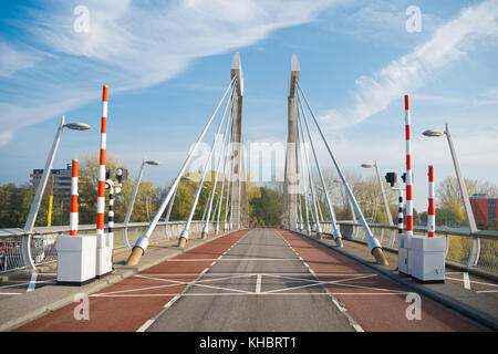 Cavo di piccolo ponte per biciclette, gli autobus e i pedoni a Zwolle, Paesi Bassi Foto Stock