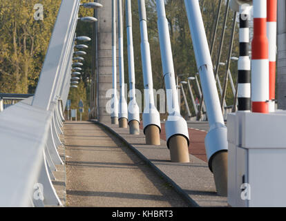 Cavo di piccolo ponte per biciclette, gli autobus e i pedoni a Zwolle, Paesi Bassi Foto Stock