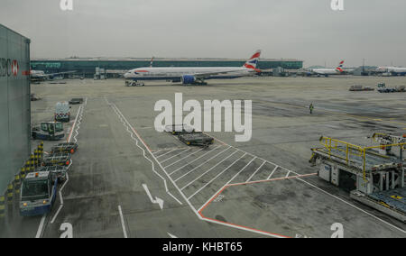 Heathrow Terminal 5, london, Regno Unito - 25 settembre 2017: British Airways piano taxying al grembiule. mattina presto girato in un giorno nuvoloso. Foto Stock