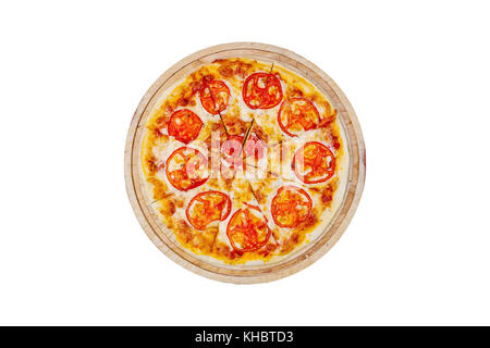 Pizza Margherita su un supporto di legno con le fette di pomodoro isolato su uno sfondo bianco. vista dall'alto. Foto Stock