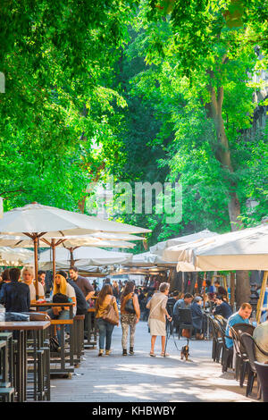 Trieste Cafe Bar, vista in estate del Viale XX settembre, un viale lungo 200 metri pieno di caffetterie e bar nel centro di Trieste, Italia. Foto Stock