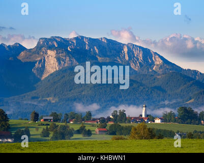 Gaißach con Benediktenwand, Tölzer Land, Isarwinkel, colline alpine, alta Baviera, Baviera, Germania Foto Stock