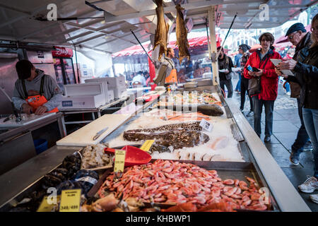 BERGEN, NORVEGIA - GIUGNO 16,2017: Il mercato del pesce di Bergen (Fisketorget) con la sua abbondanza di pesce e altri frutti di mare. Un oggetto molto popolare per i turisti. Foto Stock