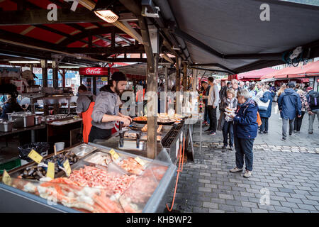 BERGEN, NORVEGIA - GIUGNO 16,2017: Il mercato del pesce di Bergen (Fisketorget) con la sua abbondanza di pesce e altri frutti di mare. Un oggetto molto popolare per i turisti. Foto Stock