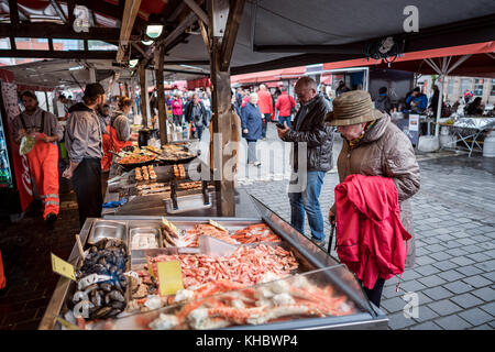 BERGEN, NORVEGIA - GIUGNO 16,2017: Il mercato del pesce di Bergen (Fisketorget) con la sua abbondanza di pesce e altri frutti di mare. Un oggetto molto popolare per i turisti. Foto Stock