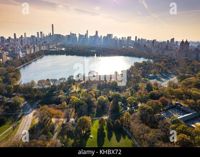 New york panorama shot da central park, vista aerea nella stagione autunnale Foto Stock