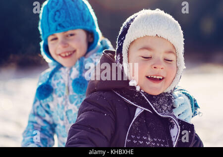 I fratelli giocare nella neve Foto Stock