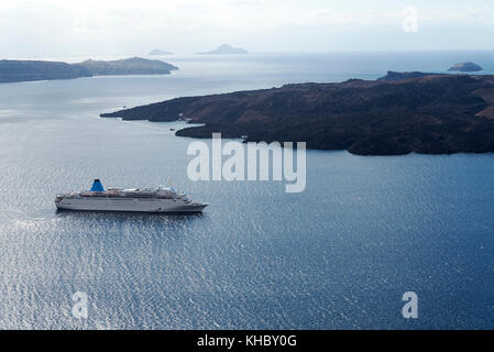 Bellissimo paesaggio con vista mare. crociera al mare nei pressi di Nea Kameni, una piccola isola greca nel mare Egeo nei pressi di santorini, Cicladi, greco Foto Stock