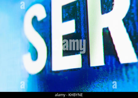 Scritte su sfondo bianco, fotografia macro dello schermo del televisore Foto Stock