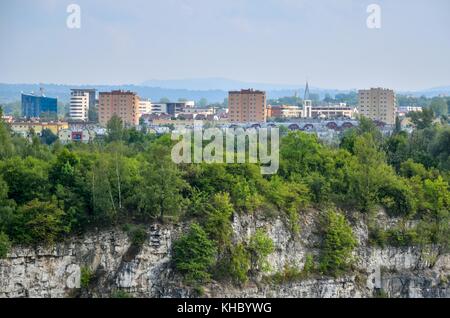 CRACOVIA, POLONIA - 27 AGOSTO 2017: Vista della città di Cracovia dalla laguna di Zakrzowek. Foto Stock