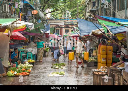 Strassen - markt di Yangon oder rangun, myanmar , asien | street market, yangon o rangoon, myanmar, asia Foto Stock