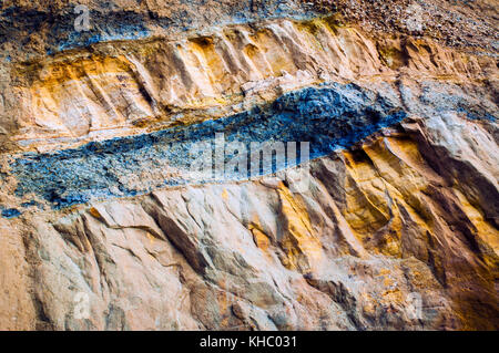 Strati di argilla stratificato scogliere erodendo lentamente al punto di Hannover, Compton Bay, IW Foto Stock