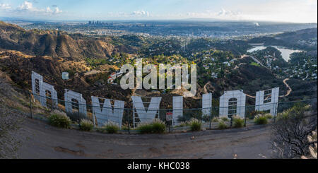 Vista panoramica del los angeles county da dietro la famosa insegna di Hollywood Foto Stock