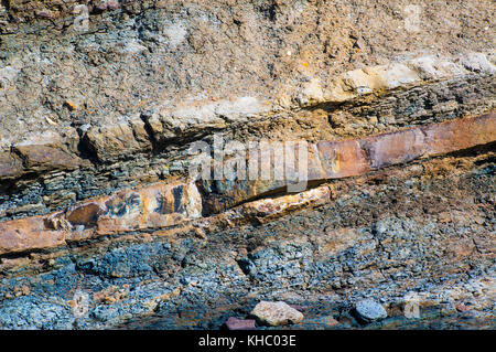 Strati di argilla stratificato scogliere erodendo lentamente al punto di Hannover, Compton Bay, IW Foto Stock