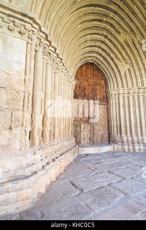 Anteriore romanica in spagnolo chiesa Sant Salvador churh, Horta de Sant Joan, Tarragona, Spagna. Foto Stock