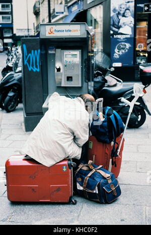 AJAX NEWS FOTO. 2015. Parigi, Francia. - FRANCE TELECOM Telefono pubblico - in uso su una delle vie della città. Foto:JONATHAN EASTLAND/AJAX REF: CD6780 12 Foto Stock