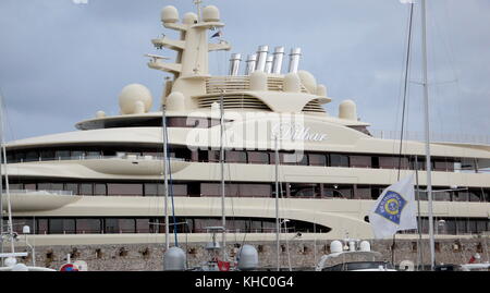 AJAXNETPHOTO. 2017. ANTIBES, Francia. - SUPERYACHT - DILBAR posseduto dal miliardario russo ALISHER USMANOV domina il porto dal suo ormeggio. Foto:CAROLINE BEAUMONT/AJAX REF:172209 80907 Foto Stock