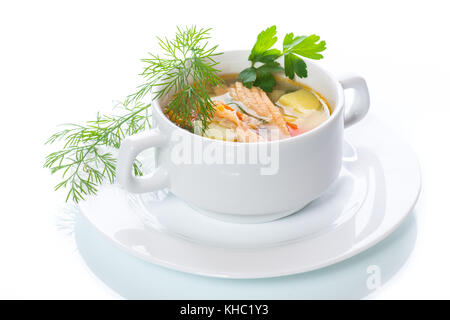 Zuppa di pesce con verdure in una piastra su sfondo bianco Foto Stock